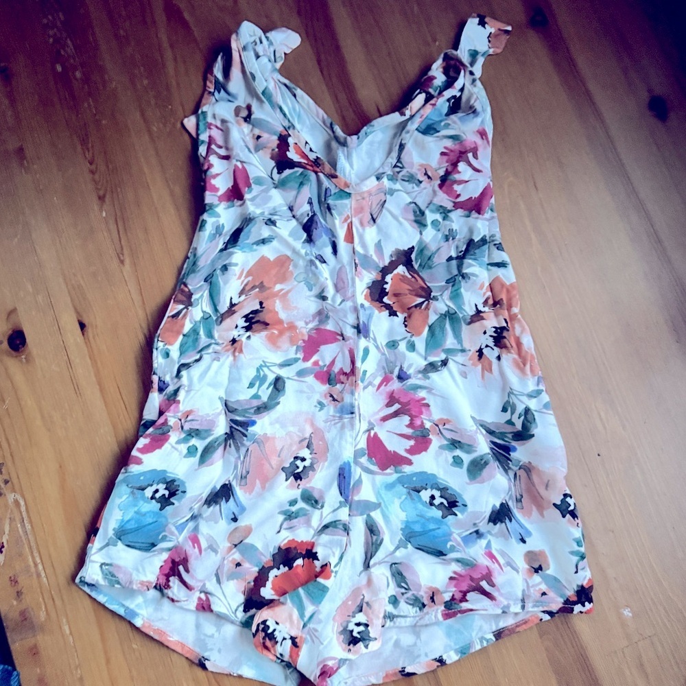 Shore floral romper size Xs nwot